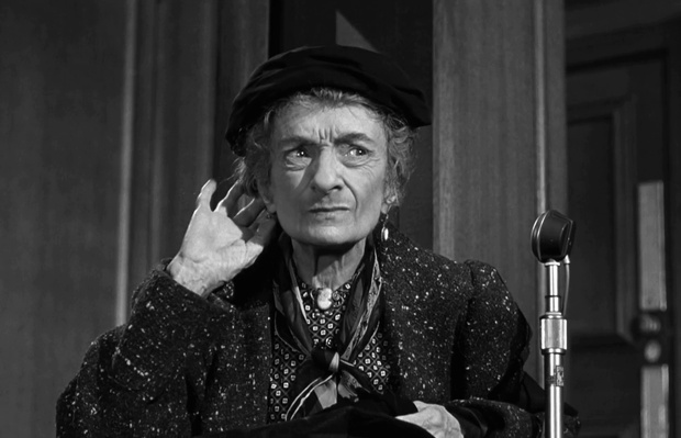 L'actrice Una O'Connor dans le film policier Witness for prosecution (Témoin à charge, 1957) de Billy Wilder