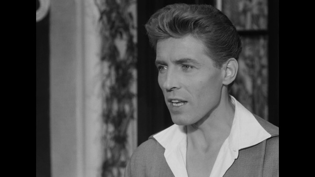 Edouard Dermit dans le film d'avant-garde Le testament d'Orphée (1960) de Jean Cocteau