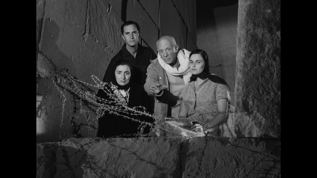 Pablo Picasso dans le film expérimental Le testament d'Orphée (1960) de Jean Cocteau Pablo Picasso dans le film expérimental Le testament d'Orphée (1960) de Jean Cocteau