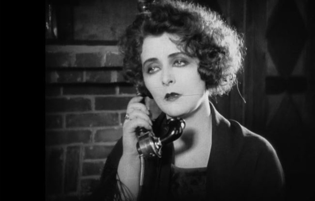 Ruth Weyher dans le film muet psychanalytique Geheimnisse einer Seele (Les mystères d'une âme, 1926) de Georg Wilhelm Pabst