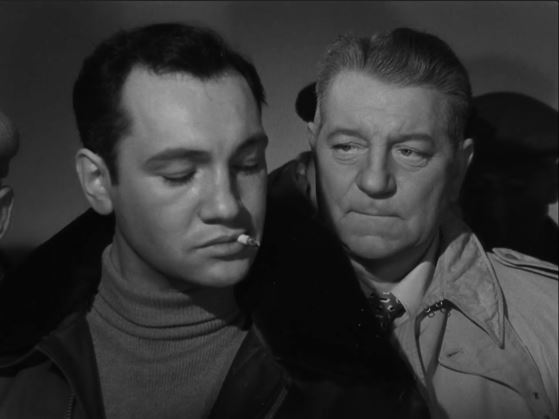Michel Jourdan et Jean Gabin dans le film policier Razzia sur la chnouf (1955) de Henri Decoin