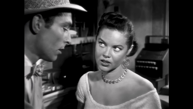 Lee Van Cleef et Dona Drake dans le film policier américain Kansas City Confidential (Le quatrième homme, 1952) de Phil Karlson