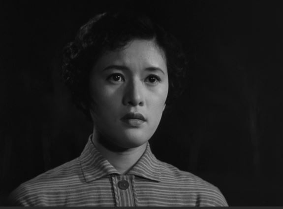 Yôko Sugi dans la comédie familiale japonaise 月は上りぬ (La lune s'est levée, 1955) de 田中 絹代 (Kinuyo Tanaka)