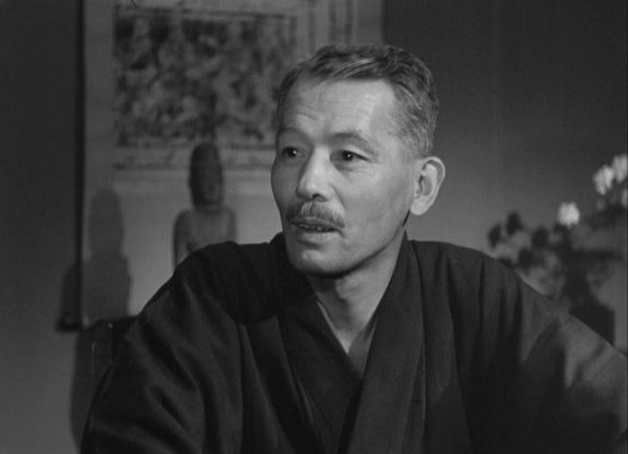 Chishū Ryū dans le film familial japonais 月は上りぬ (La lune s'est levée, 1955) de 田中 絹代 (Kinuyo Tanaka)