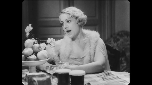 Lucienne Parizet dans le court-métrage français comique Attendez ... chauffeur ! (1933)