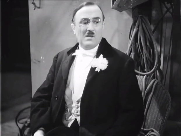 Paul Villé dans le court-métrage musical français Son plus bel exploit (1932) d'André E. Chotin