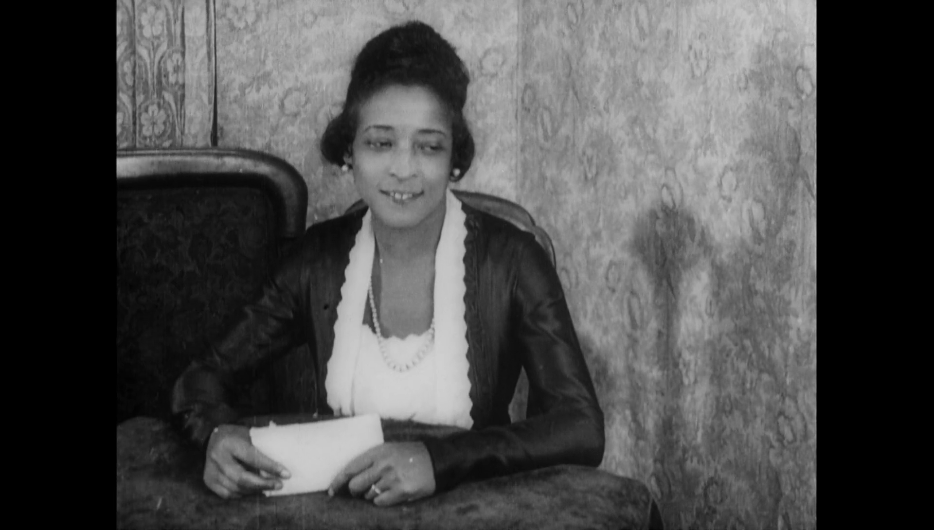 Flo Clements dans Within our gates