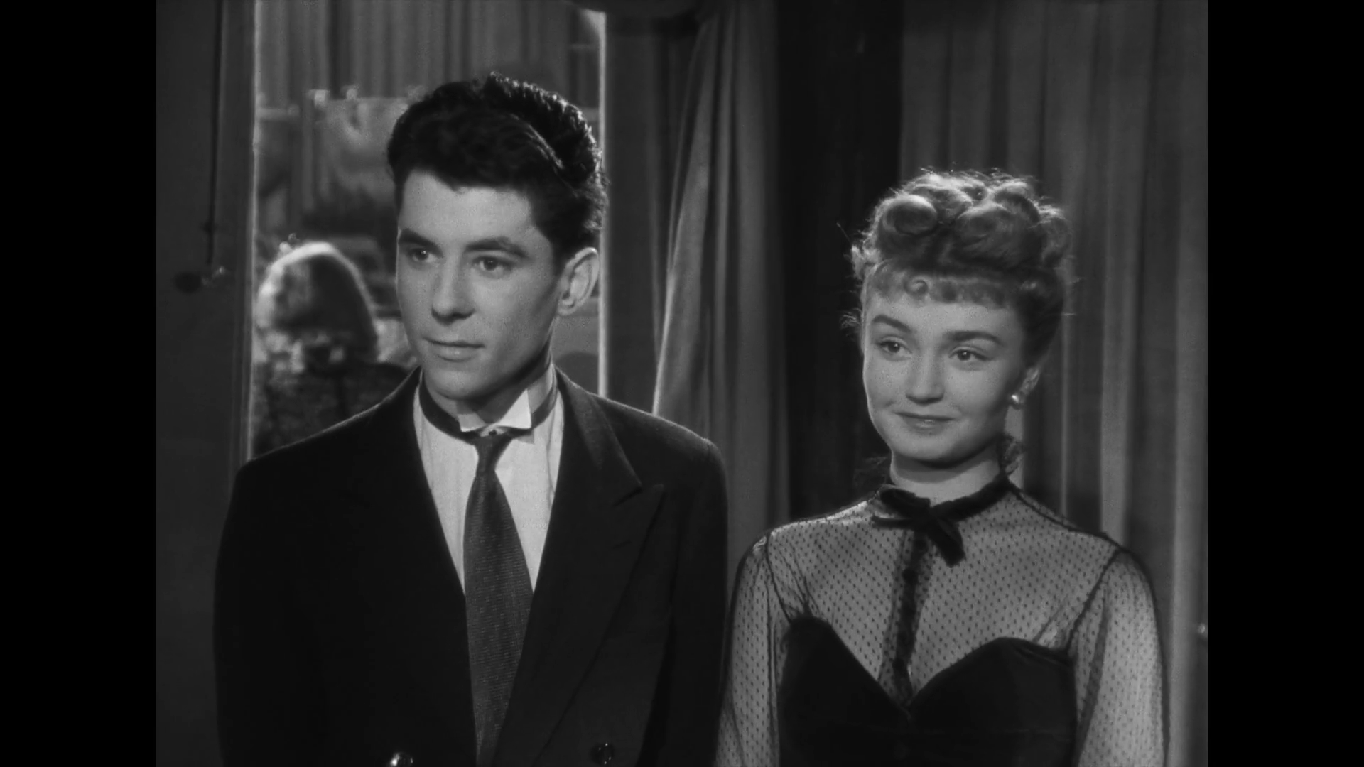 Philippe Nicaud et Brigitte Auber dans le film Les amoureux sont seuls au monde (1948) de Henri Decoin