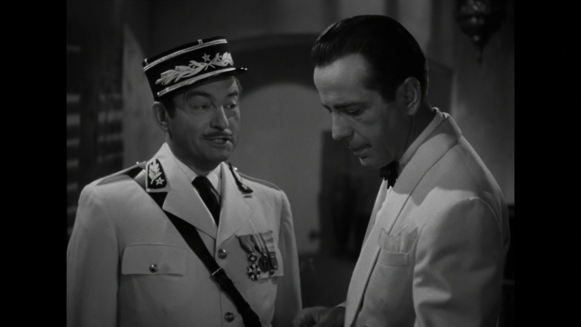 Claude Rains et Humphrey Bogart dans le film Casablanca (1942) de Michael Curtiz