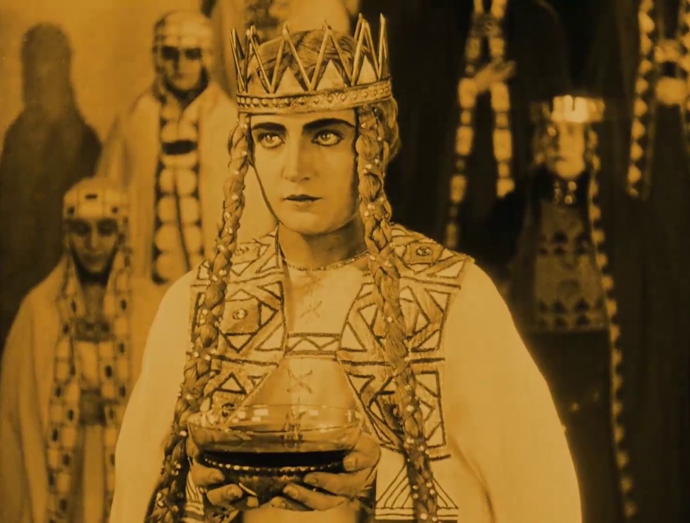 L'actrice Margarete Schön dans le film de mythologie Die Nibelungen (Les Nibelungen, 1924) de Fritz Lang