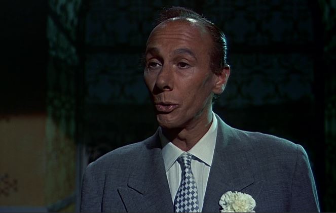 Reggie Nalder dans le film d'espionnage The man who knew too much (L'homme qui en savait trop, 1956) d'Alfred Hitchcock