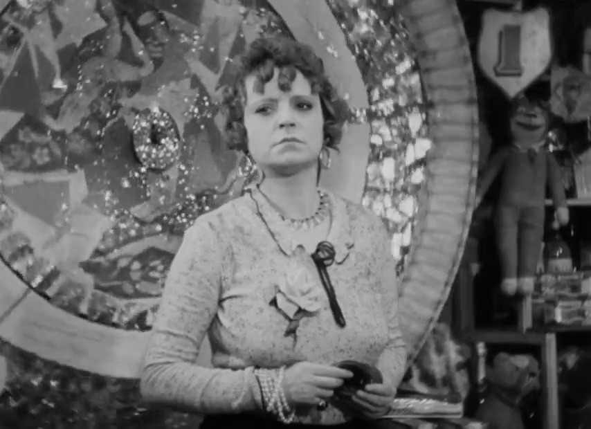 Christiane Dor est la dame à la loterie à la foire dans le film Cette vieille canaille (1933) d'Anatole Litvak