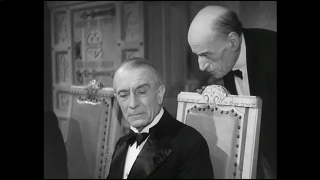 L'acteur Pierre Magnier, assis, dans le film  La femme que j'ai le plus aimée