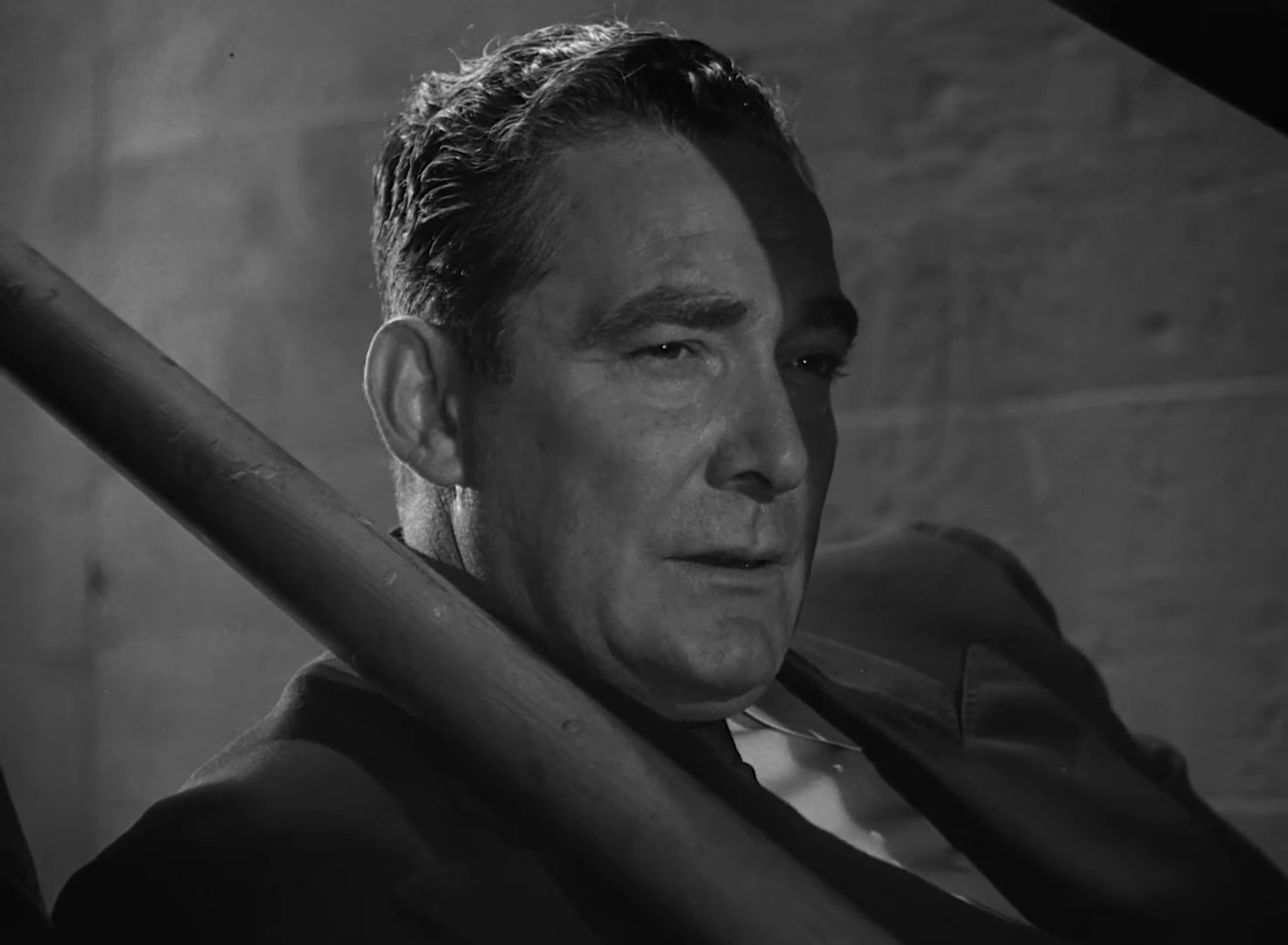 Roy Roberts dans le film policier américain The Enforcer (La femme à abattre, 1951) de Bretaigne Windust