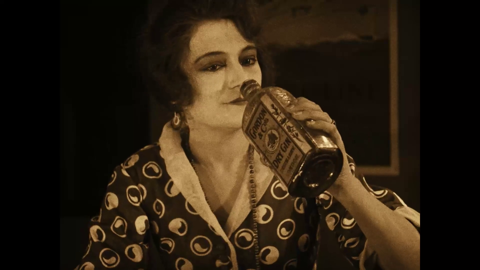Eve Francis dans le film muet français Fièvre (1921) de Louis Delluc