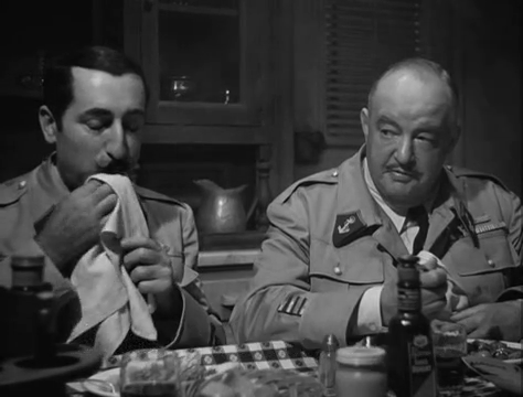 Sydney Greenstreet dans le film Passage to Marseille (Passage pour Marseille, 1944) de Michael Curtiz