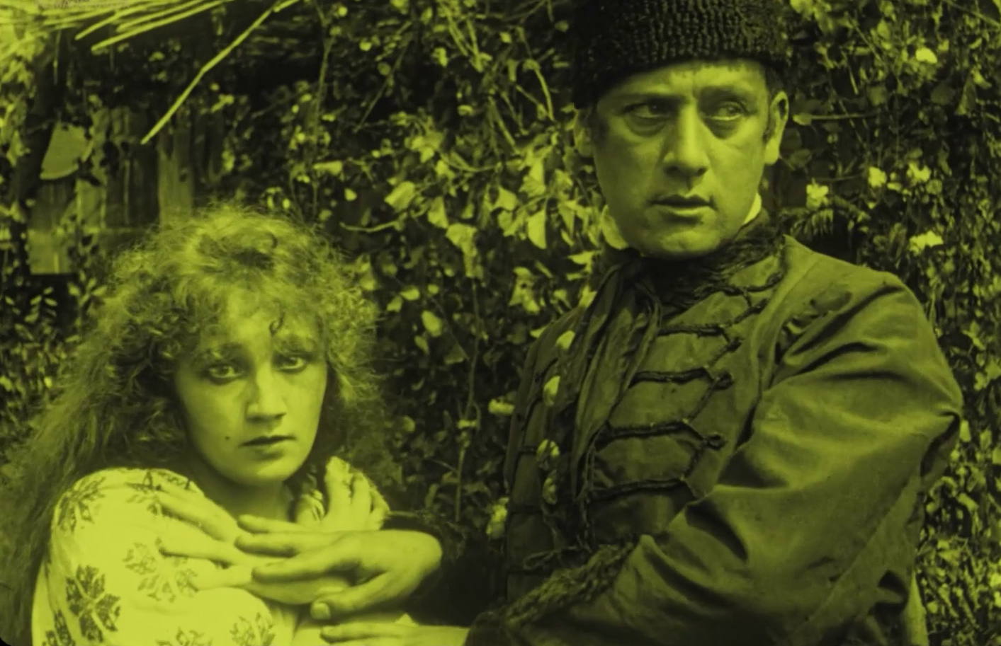 Oszkár Beregi et Lenkeffy Ica dans le film muet hongrois Az Aranyember (La demi-lune rouge, 1918) de Sándor Korda