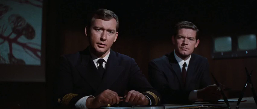 William Redfield et Stephen Boyd dans le film de sf Fantastic voyage (Le voyage fantastique, 1966) de Richard Fleischer
