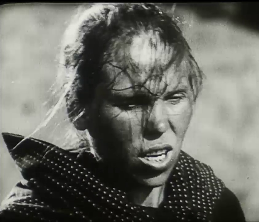 La paysanne dans le film muet soviétique Генеральная линия (La ligne générale, 1929) de Сергей Михайлович Эйзенштейн (Sergueï Mikhaïlovitch Eisenstein) et Григорий Василевич Александров (Grigori Alexandrov)