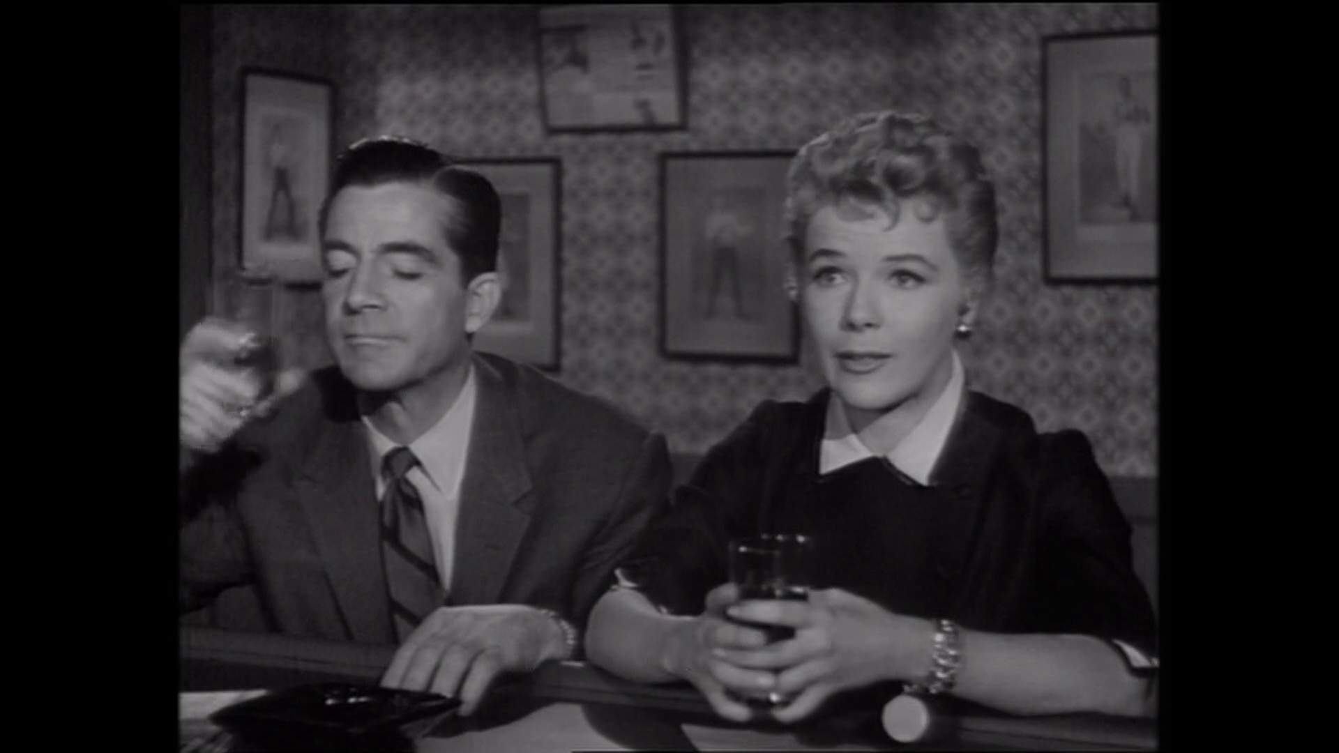 Dana Andrews et Sally Forrest dans le film policier While the city sleeps (La cinquième victime, 1956) de Fritz Lang