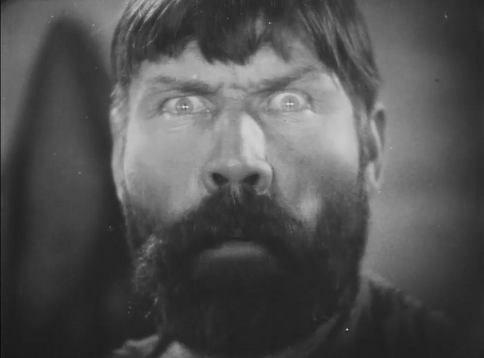 Le père de Vassili dans le film muet soviétique Земля (La terre, 1930) de Олександр Петрович Довженко (Alexandre Petrovytch Dovjenko)