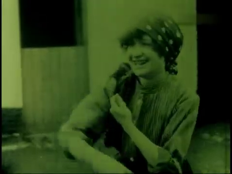 Rose Deny dans le film de guerre muet La Belgique martyre (1919) de Charles Tutelier