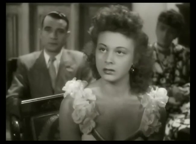 Aline Carola dans le film policier français Huit hommes dans un château (1942) de Richard Pottier