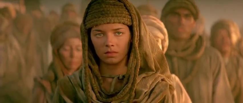 Mili Avital dans le film de science-fiction archéologique Stargate (Stargate, la porte des étoiles, 1994) de Roland Emmerich