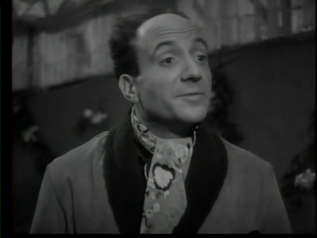 Olivier Hussenot dans le film Le parfum de la dame en noir (1949) de Louis Daquin