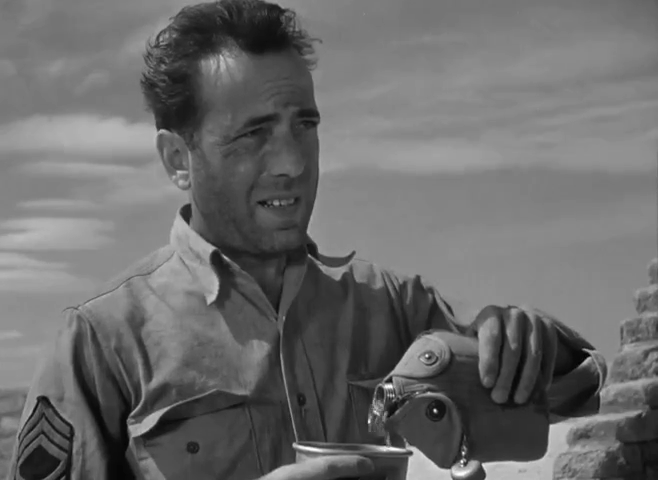 Humphrey Bogart dans le film de guerre Sahara (1943) de Zoltan Korda
