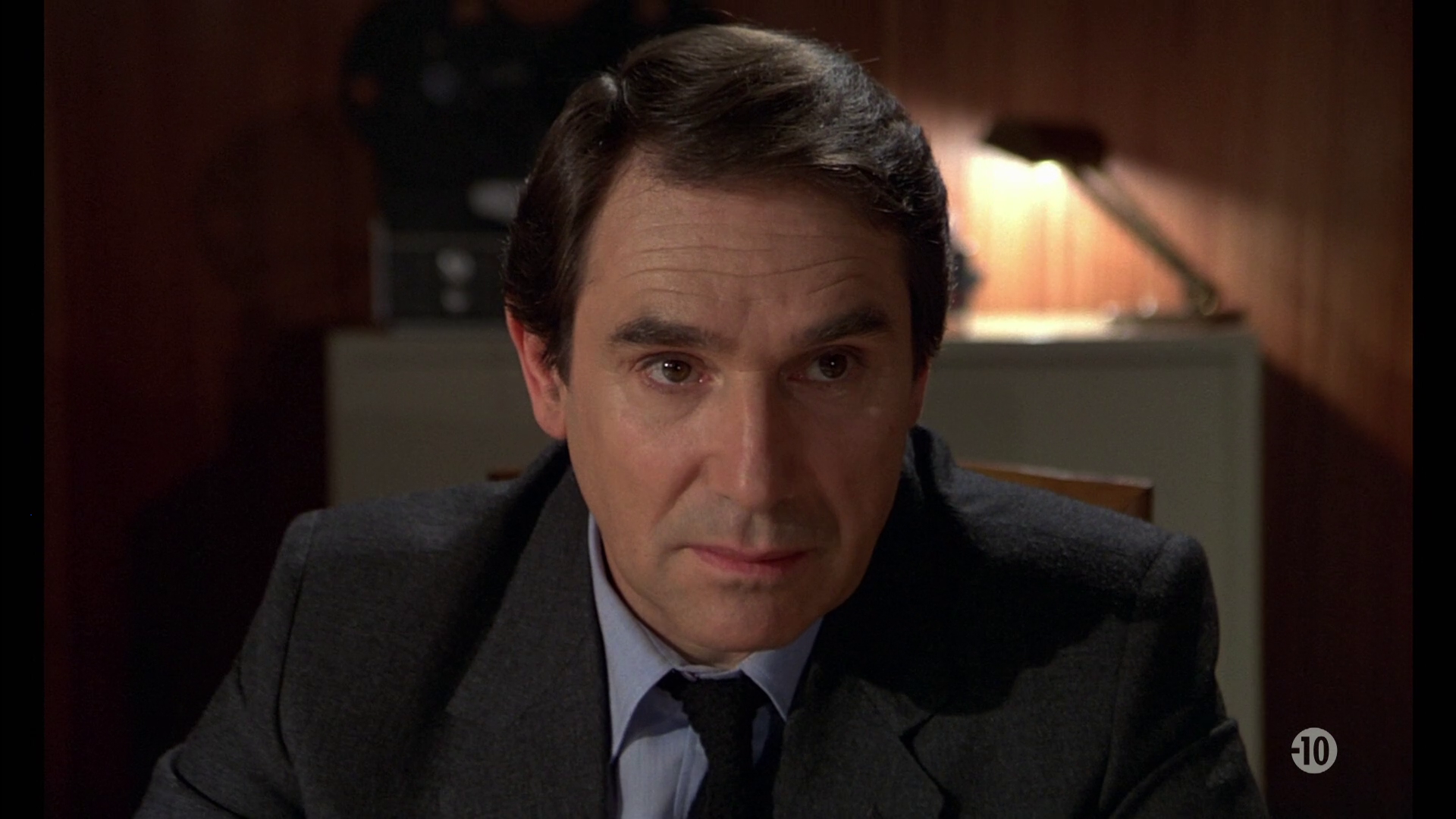 Robert Hossein dans le film Le professionnel (1981) de Georges Lautner