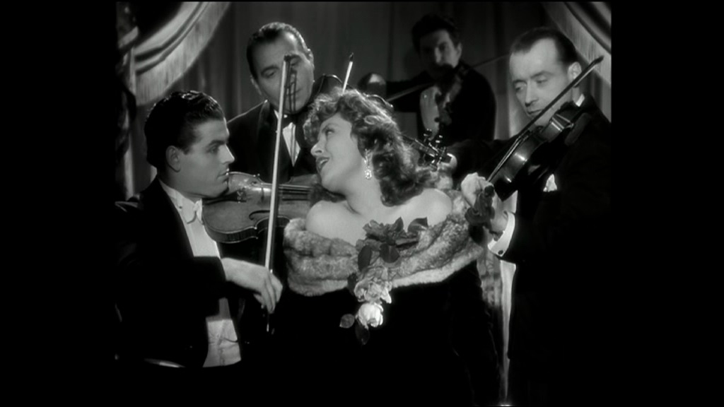 Suzy Delair avec l'orchestre tzigane de Paul Toscano dans Quai des orfèvres
