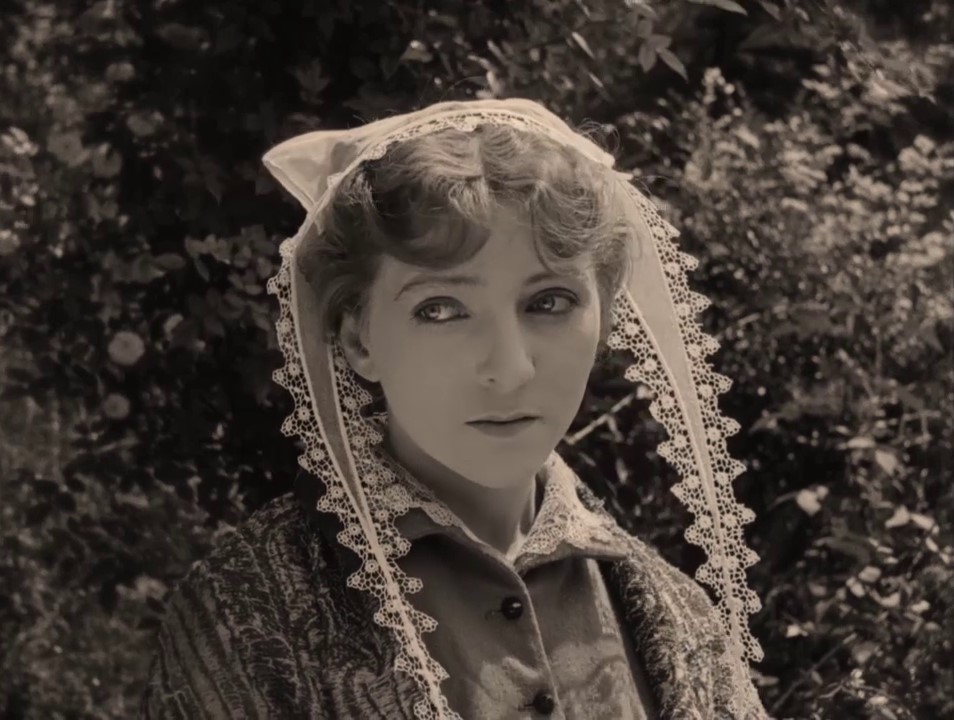 L'actrice Sandra Milovanoff dans le film muet Pêcheur d'Islande (1924) de Jacques de Baroncelli