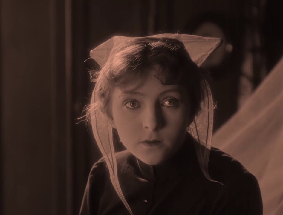 La comédienne Sandra Milovanoff dans le film muet français Pêcheur d'Islande (1924) de Jacques de Baroncelli