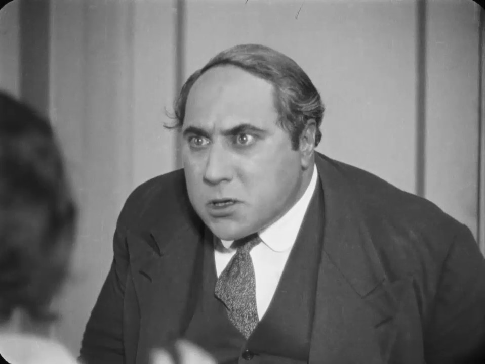 Pierre Alcover dans le film muet L'argent (1928) de Marcel L'Herbier