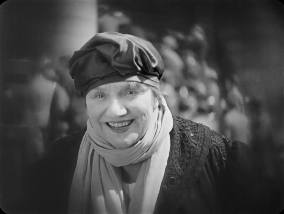 Yvette Guilbert dans le film muet L'argent (1928) de Marcel L'Herbier