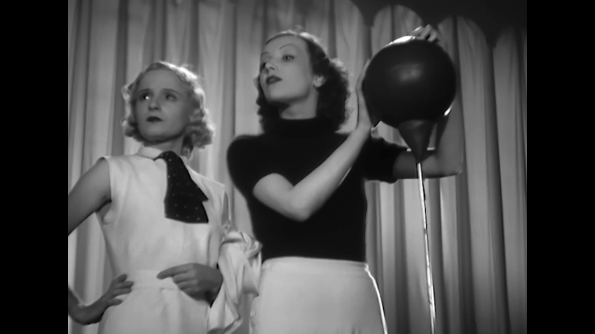 Mireille Balin et Hélène Pépée  dans Le roman d'un spahi (1936) de Michel Bernheim