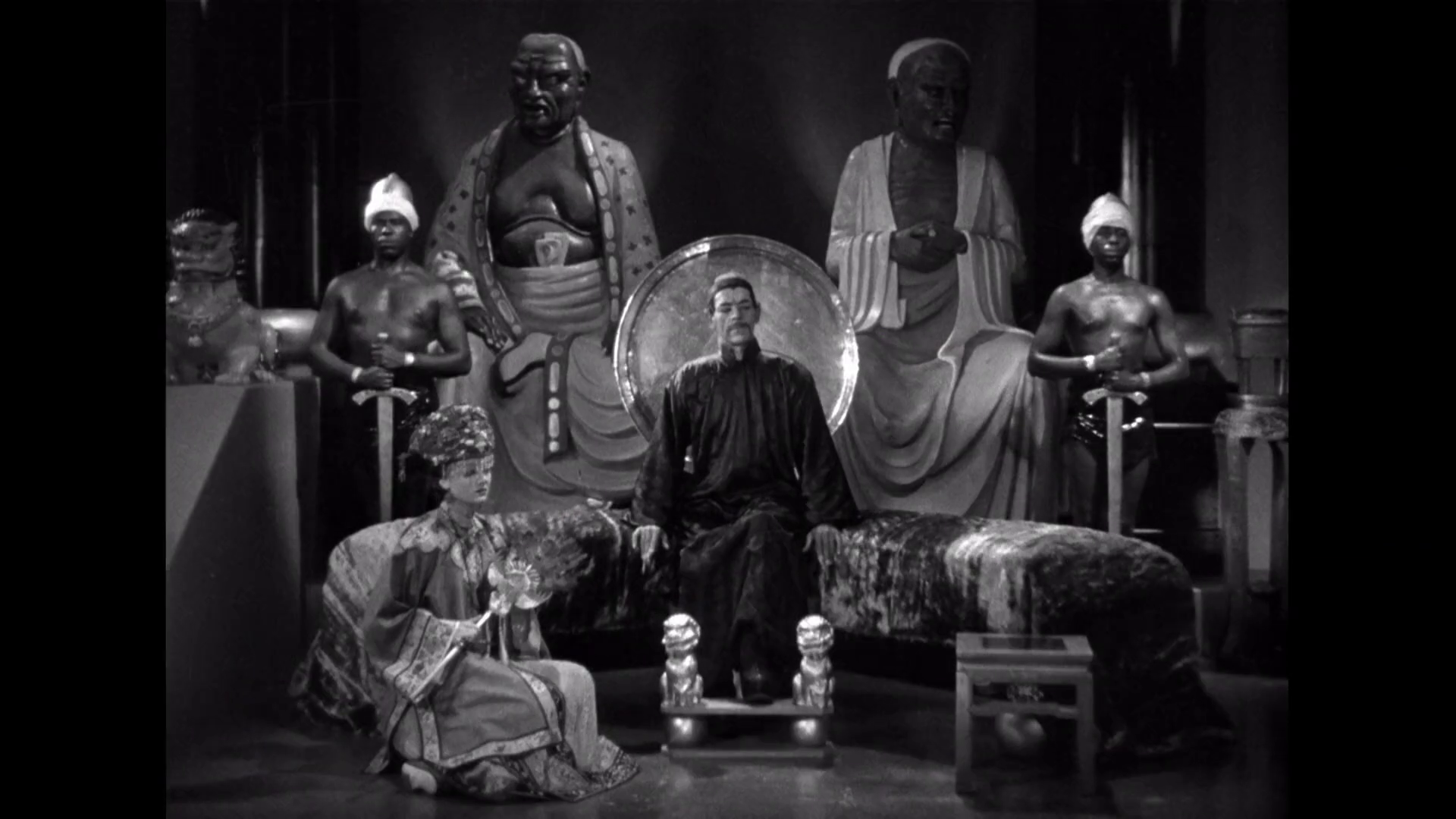 Boris Karloff et Myrna Loy  dans The mask of Fu Manchu (Le masque d'or, 1932) de Charles Brabin