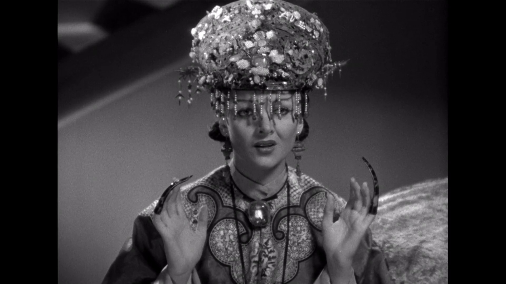 Myrna Loy dans le film The mask of Fu Manchu (Le masque d'or, 1932) de Charles Brabin
