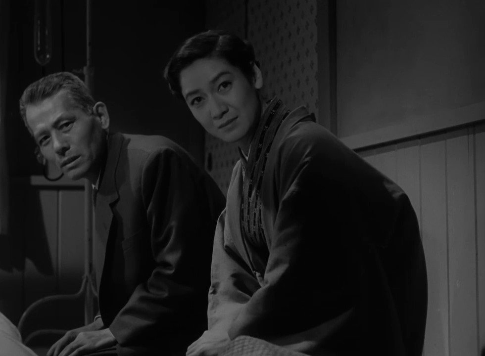 Setsuko Hara et Chishū Ryū dans le film japonais 東京暮色 (Crépuscule à Tokyo, 1957) de 小津 安二郎 (Yasujirō Ozu)