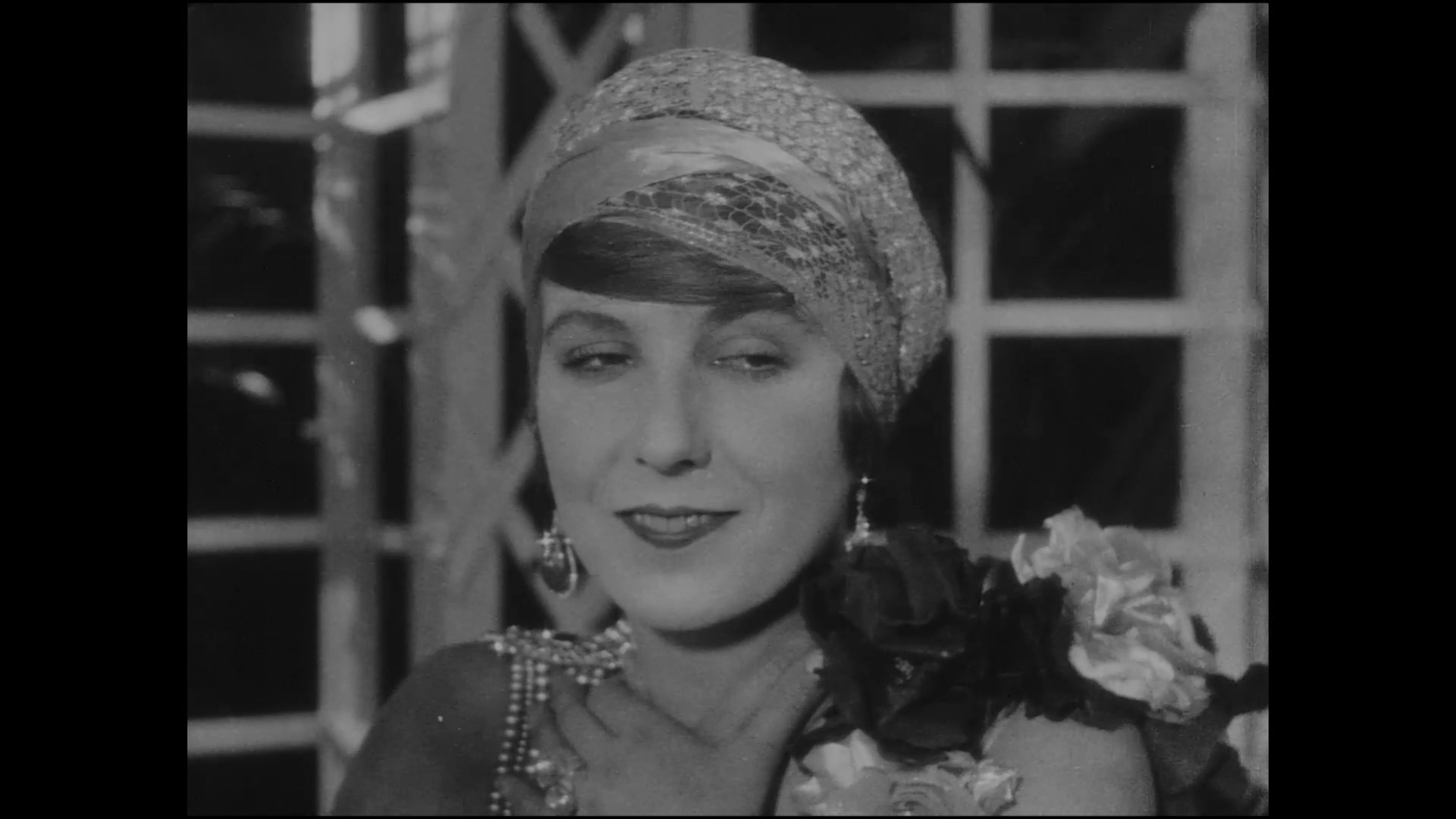 Olga Day dans le film muet La glace à trois faces (1927) de Jean Epstein Olga Day dans le film muet La glace à trois faces (1927) de Jean Epstein