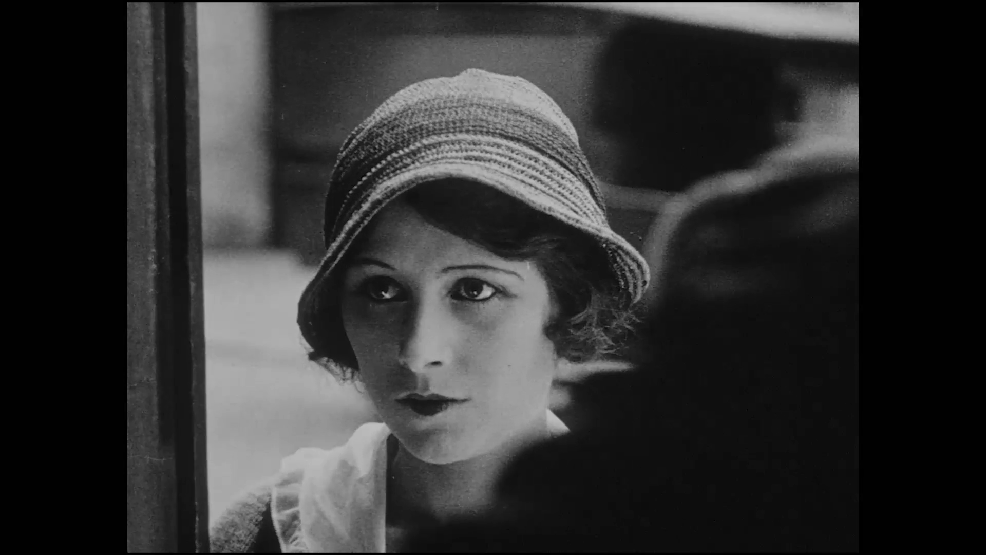 Jeanne Helbling dans le film muet La glace à trois faces (1927) de Jean Epstein Jeanne Helbling dans le film muet La glace à trois faces (1927) de Jean Epstein