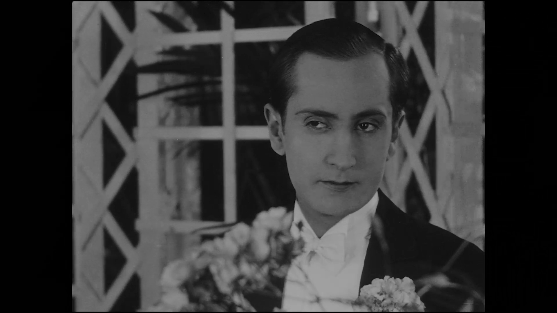 Le comédien Raymond Guérin dans le film muet La glace à trois faces (1927) de Jean Epstein Le comédien Raymond Guérin dans le film muet La glace à trois faces (1927) de Jean Epstein