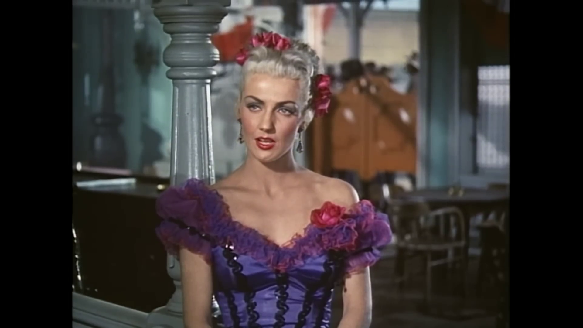 La comédienne Dolores Moran dans le western Silver Lode (Quatre étranges cavaliers, 1954) d'Allan Dwan