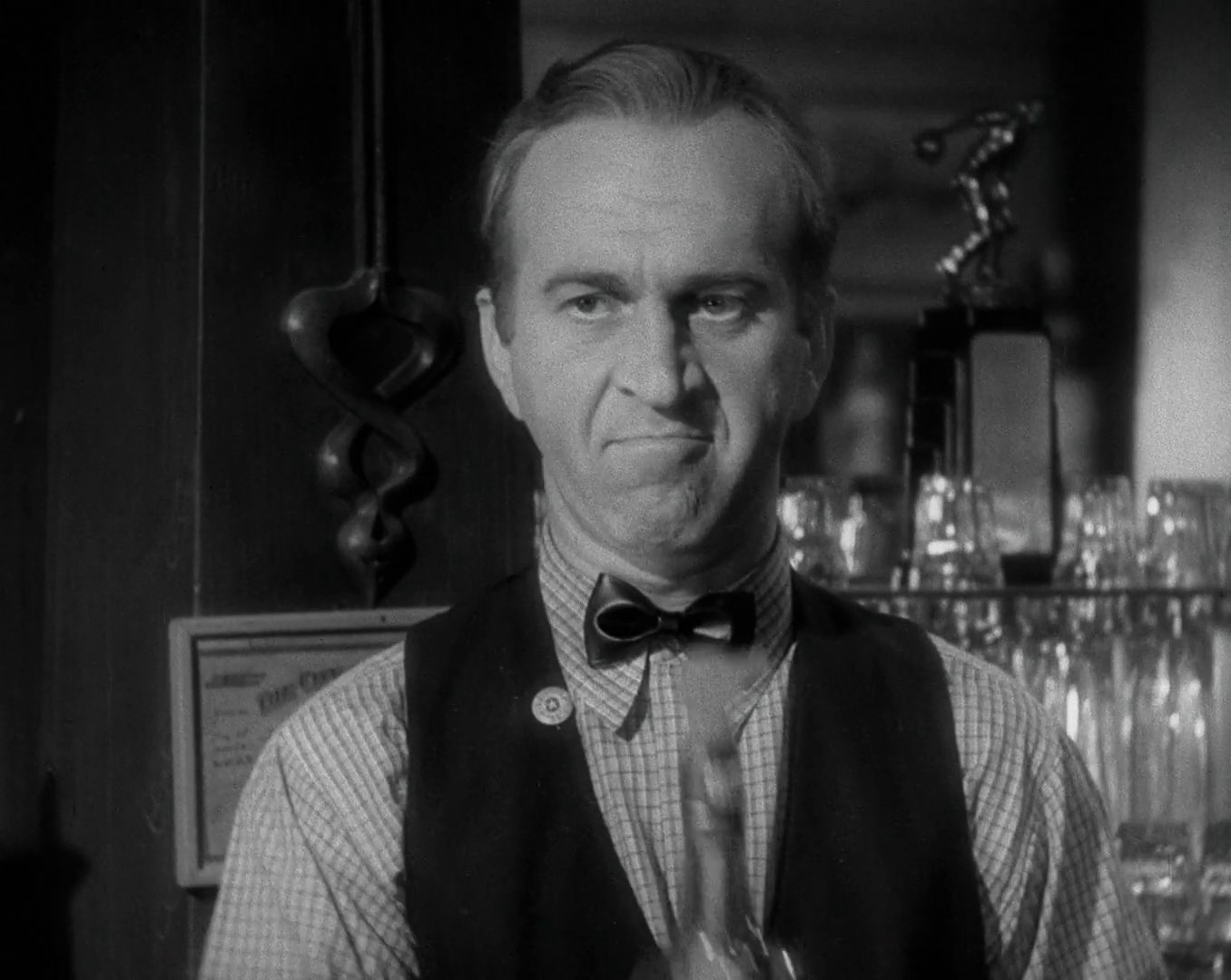 Howard Da Silva dans le drame cinématographique américain The lost weekend (Le poison, 1945) de Billy Wilder Howard Da Silva dans le drame cinématographique américain The lost weekend (Le poison, 1945) de Billy Wilder