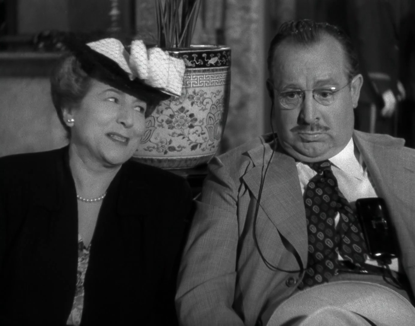Lilian Fontaine et Lewis L. Russell dans The lost weekend (Le poison, 1945) de Billy Wilder