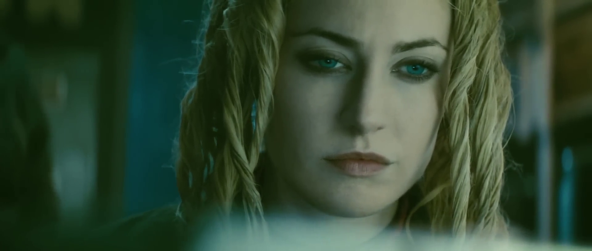 Charlotte Sullivan dans le film canadien The colony (2013) de Jeff Renfroe