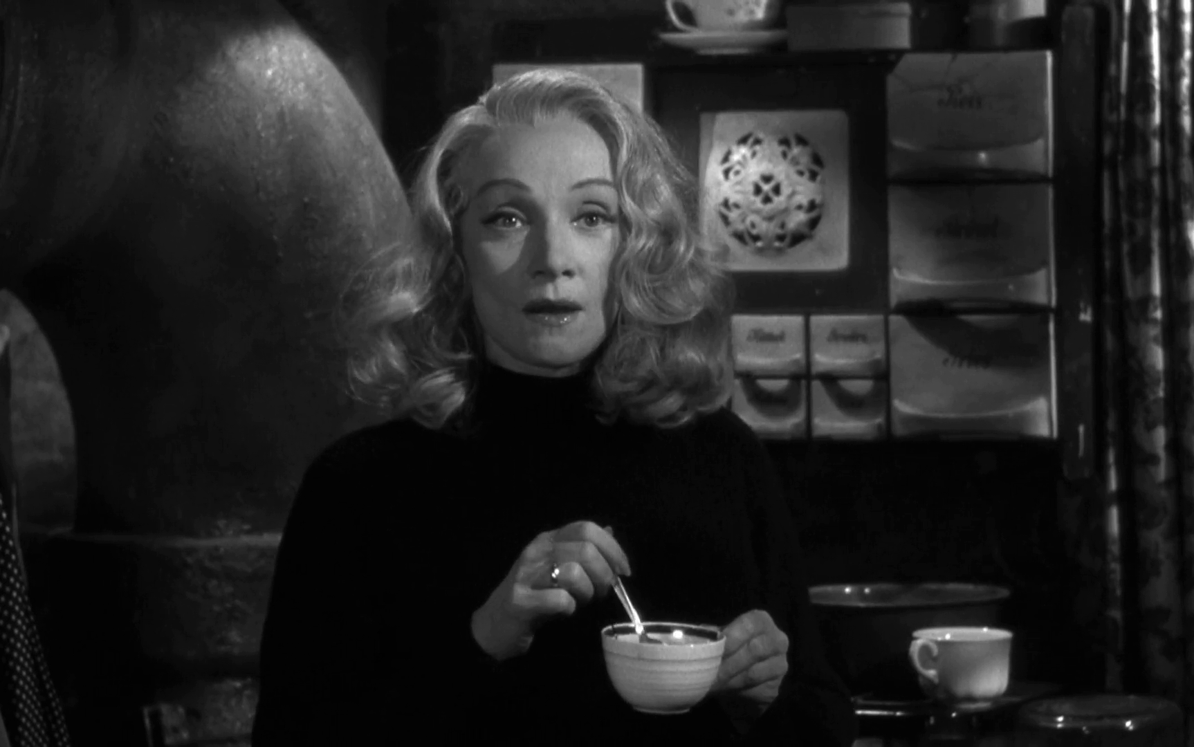 Marlene Dietrich dans le film de procès Witness for prosecution (Témoin à charge, 1957) de Billy Wilder