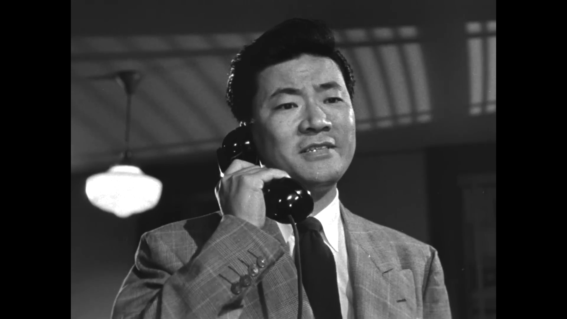 Le comédien Victor Sen Yung dans le film policier américain Woman on the run (Dans l'ombre de San Francisco, 1950) de Norman Foster