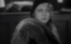 Huguette Duflos dans le film Le mystère de la chambre jaune (1930) de Marcel L'Herbier 
